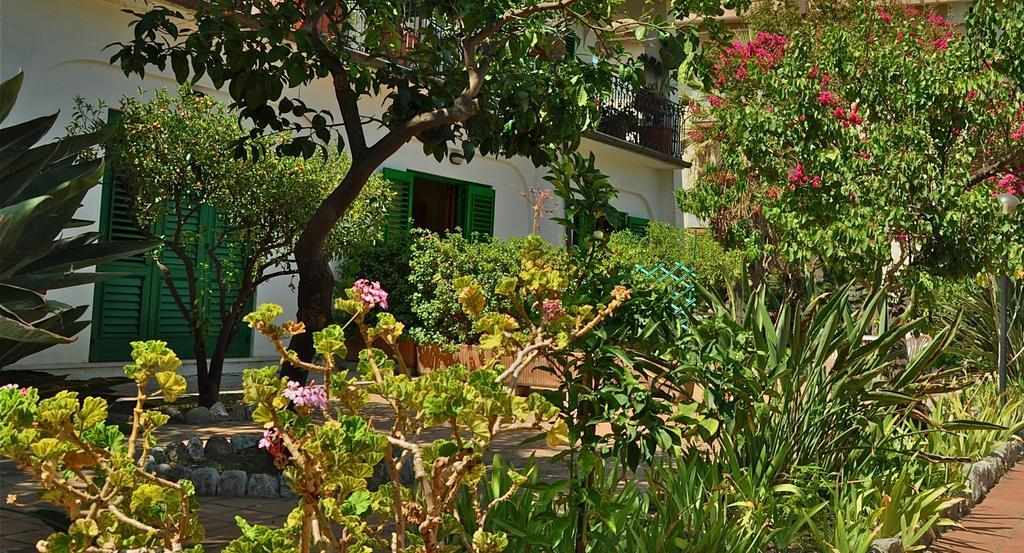 Seafront Apartments Garden House Taormina Room photo