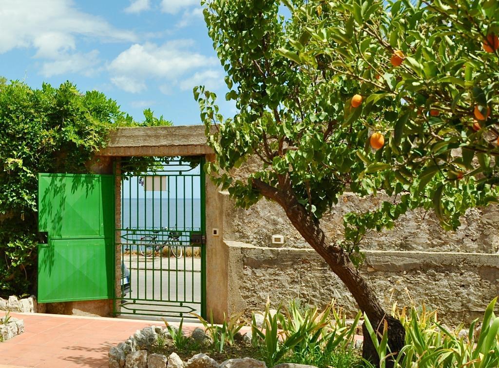 Seafront Apartments Garden House Taormina Room photo
