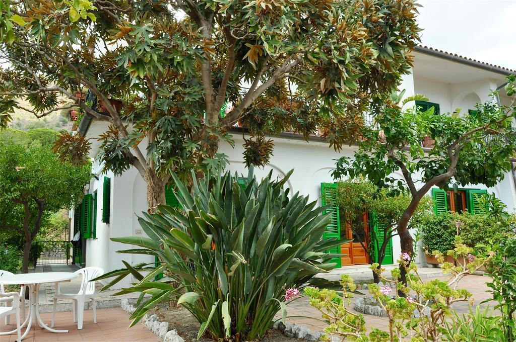 Seafront Apartments Garden House Taormina Room photo